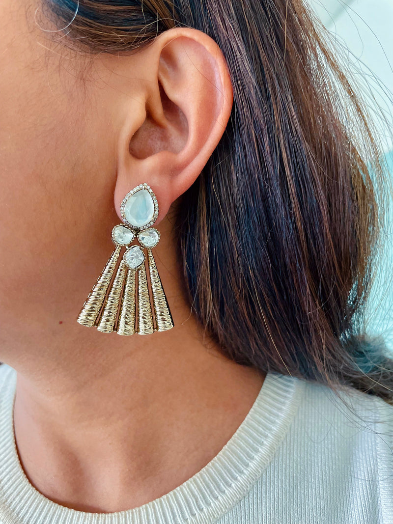 Isha Moissanite Polki Kundan Sunray Statement Necklace Set — worn on model — Prerto