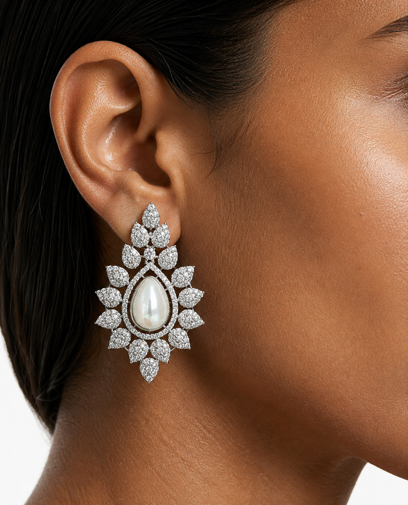 Maharani Ziya Pearl Diamond-achtige zirkoon statement kettingset & Paso Pearly Trio diamanten kettingset Kettingset (2 kettingen en 2 oorbellen)