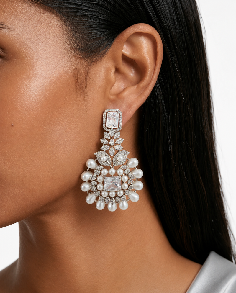 Maharani Ziya Pearl Diamond-achtige zirkoon statement kettingset & Paso Pearly Trio diamanten kettingset Kettingset (2 kettingen en 2 oorbellen)