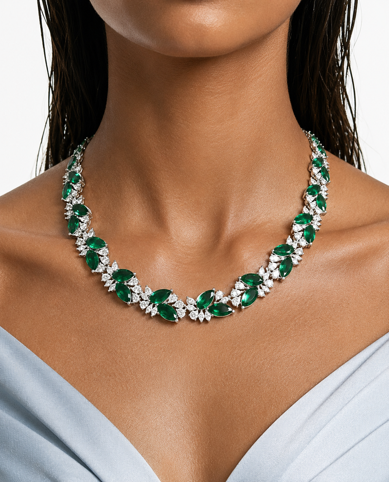 Maharani Aabira Emerald diamantachtige zirkoon dubbellaagse statement kettingset & Ria Emerald set diamantachtige zirkoon kettingset (2 kettingen en 2 oorbellen)