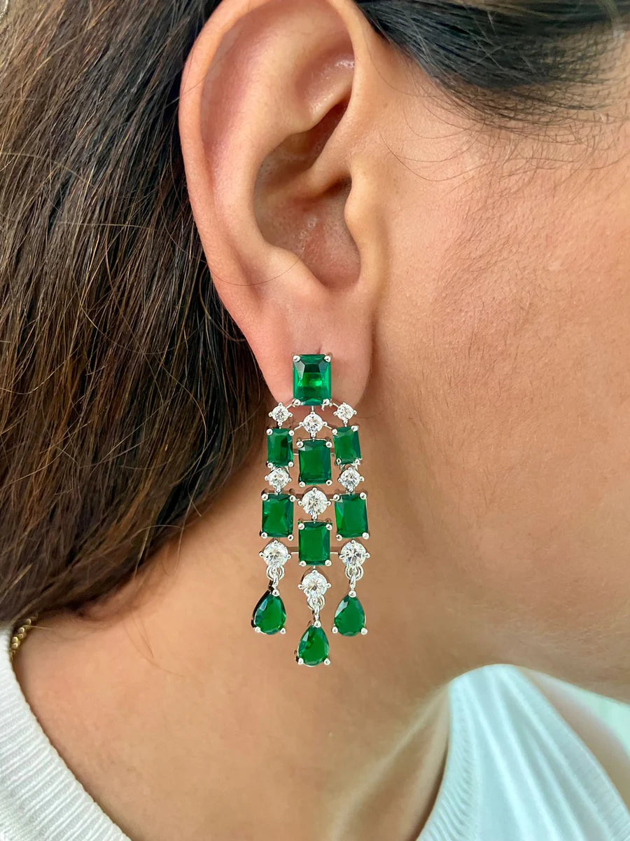 Maharani Yuri Cushion 2 & 2 Layer Emerald Necklace Maharani Set — close-up — Prerto