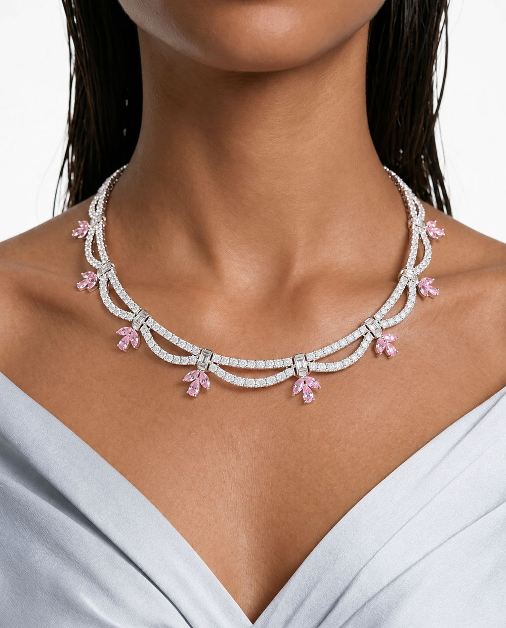 Conjunto de collar con circonitas tipo diamante y pequeñas flores rosas Daisie - Collar y pendientes