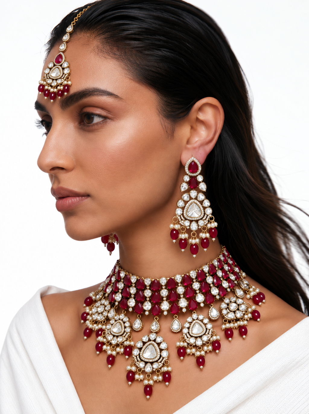 Kashmira 红宝石莫桑石 Polki Kundan 珍珠吊坠新娘项圈项链套装 – 项链、耳环和 Maang Tikka