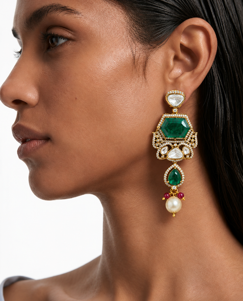 Tahira Emerald Ruby Moissanite Polki Kundan Pearl Drop kettingset – ketting, oorbellen en Maang Tikka