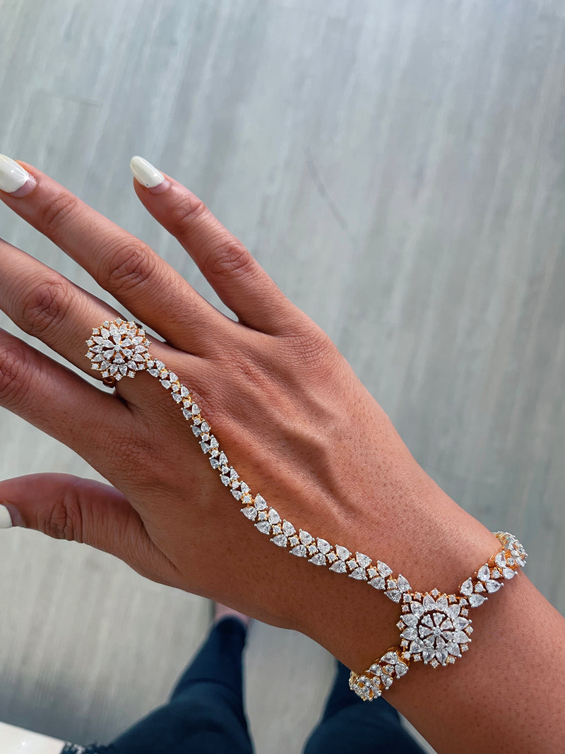Zar-e-Gulshan Diamond Court Haath Phool Hand Harness by Prerto — Indian bridal mehndi