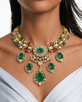 مجموعة عقد Navya Emerald Multicolor Moissanite Polki Kundan - عقد وأقراط