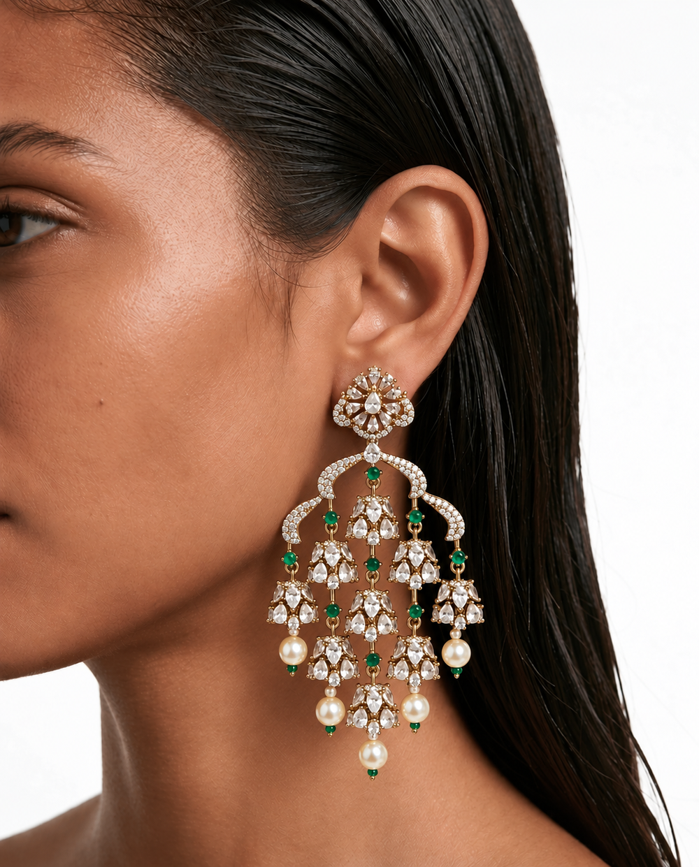 أقراط متدلية من اللؤلؤ من Mihu Emerald Chandelier