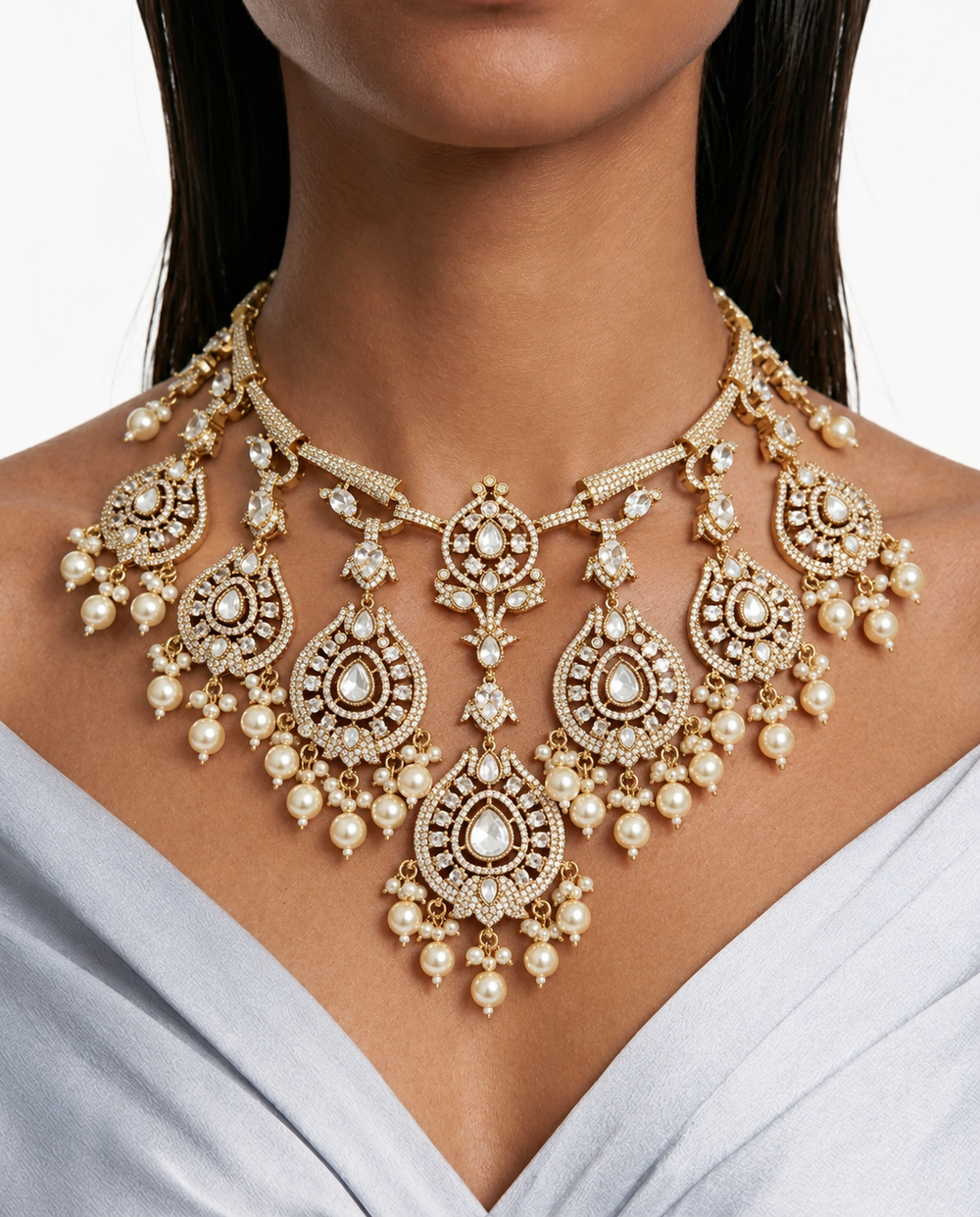 Mehrika White Moissanite Polki Kundan Pearl Drop Juego de collar nupcial: collar, aretes y Maang Tikka