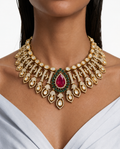Bella Emerald & Ruby Pear Drop Moissanite Polki Kundan met zirkoon diamanten detaillering kettingset – ketting en oorbellen