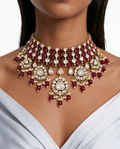 Kashmira 红宝石莫桑石 Polki Kundan 珍珠吊坠新娘项圈项链套装 – 项链、耳环和 Maang Tikka