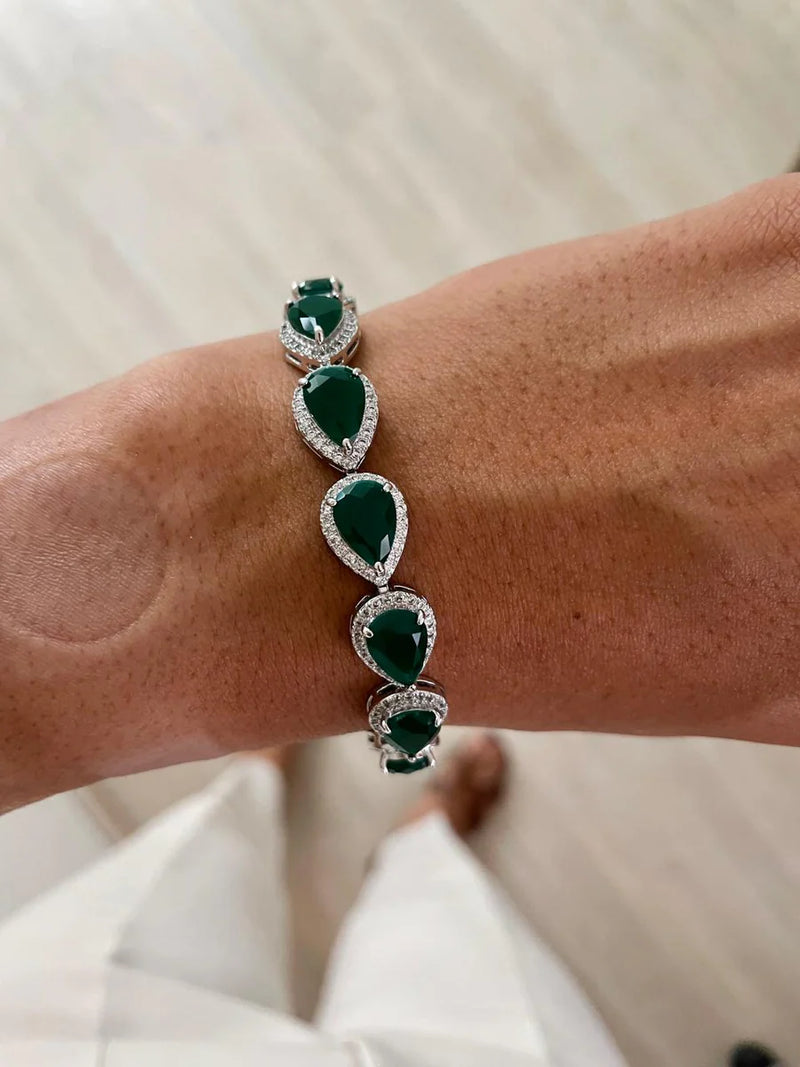 Maharani Ramona & Heart Emeralds Diamond Necklace Set — flat lay — Prerto