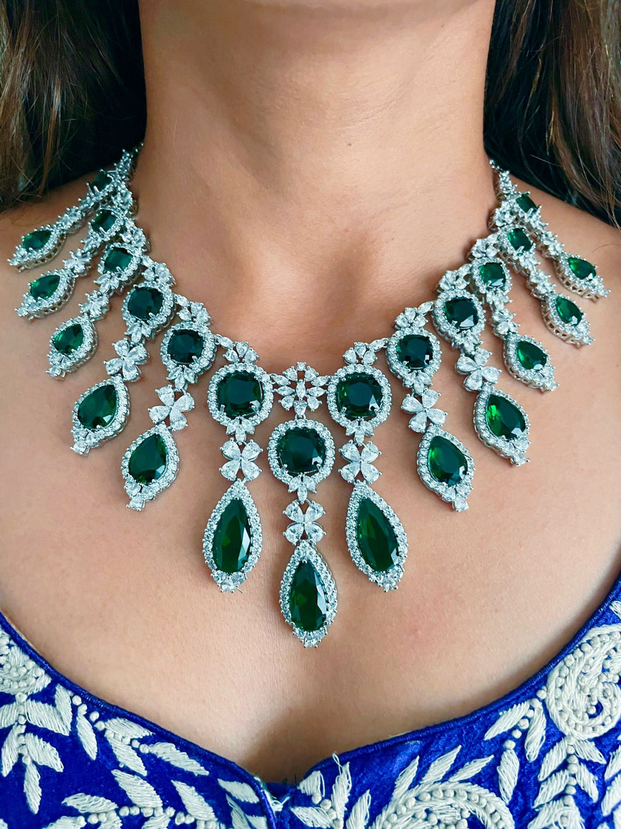 Set de esmeralda de Maharani Berly y 3 capas Dimonte Drop Pearl Setting Emerald Collar Set (Pendientes y collar)