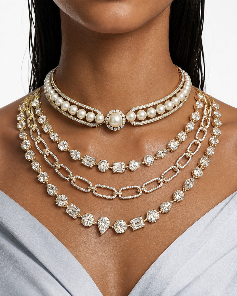 Maharani Nayeli goudkleurige diamantachtige zirkoon gelaagde statement kettingset & Noura parels & goudkleurige diamantachtige zirkoon chokerset kettingset (2 kettingen en 2 oorbellen)