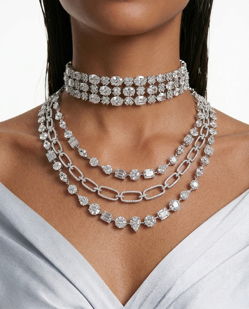 Maharani Nayeli diamantachtige zirkoon gelaagde statement kettingset & Ameera diamantachtige zirkoon statement choker kettingset Kettingset (2 kettingen en 2 oorbellen)