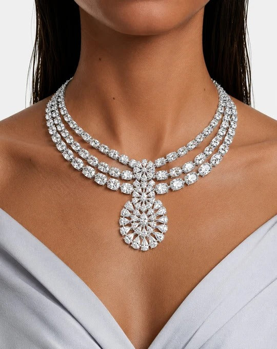 Maharani Raeesa diamantachtige zirkoon drielaagse statement kettingset & Ameera diamantachtige zirkoon statement choker kettingset Kettingset (2 kettingen en 2 oorbellen)