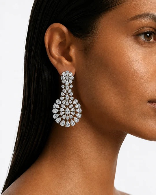 Maharani Raeesa diamantachtige zirkoon drielaagse statement kettingset & Ameera diamantachtige zirkoon statement choker kettingset Kettingset (2 kettingen en 2 oorbellen)