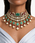 Tahira 薄荷红宝石莫桑石 Polki Kundan 珍珠吊坠项链套装 – 项链、耳环和 Maang Tikka