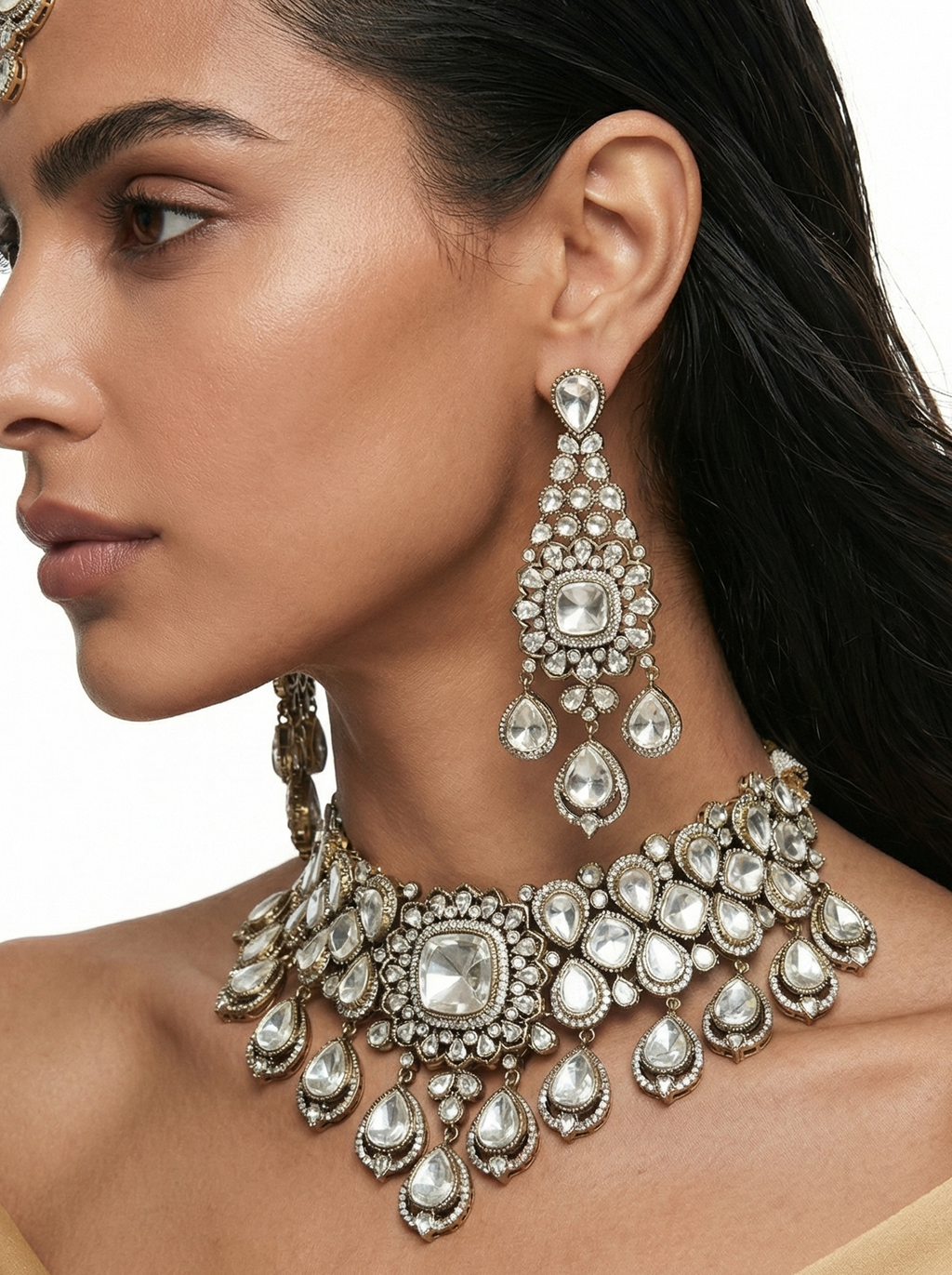 Qamar Moissanite Polki Kundan Diamond Luxe Necklace Earrings Maang Tikka Set — detail view — Prerto