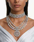 Maharani Raeesa Ensemble de collier triple couche en zircone semblable à un diamant et ensemble de collier ras du cou Ameera en zircone semblable à un diamant (2 colliers et 2 boucles d'oreilles)