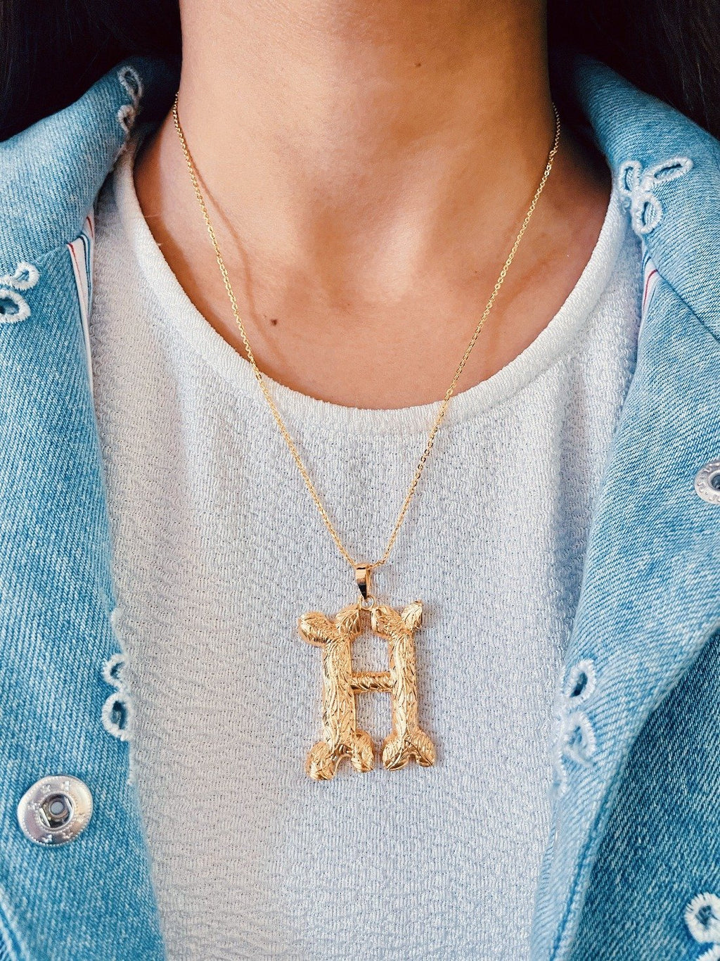 Iniziale Gold Initial Pendant Charm Necklace — detail close-up — Prerto