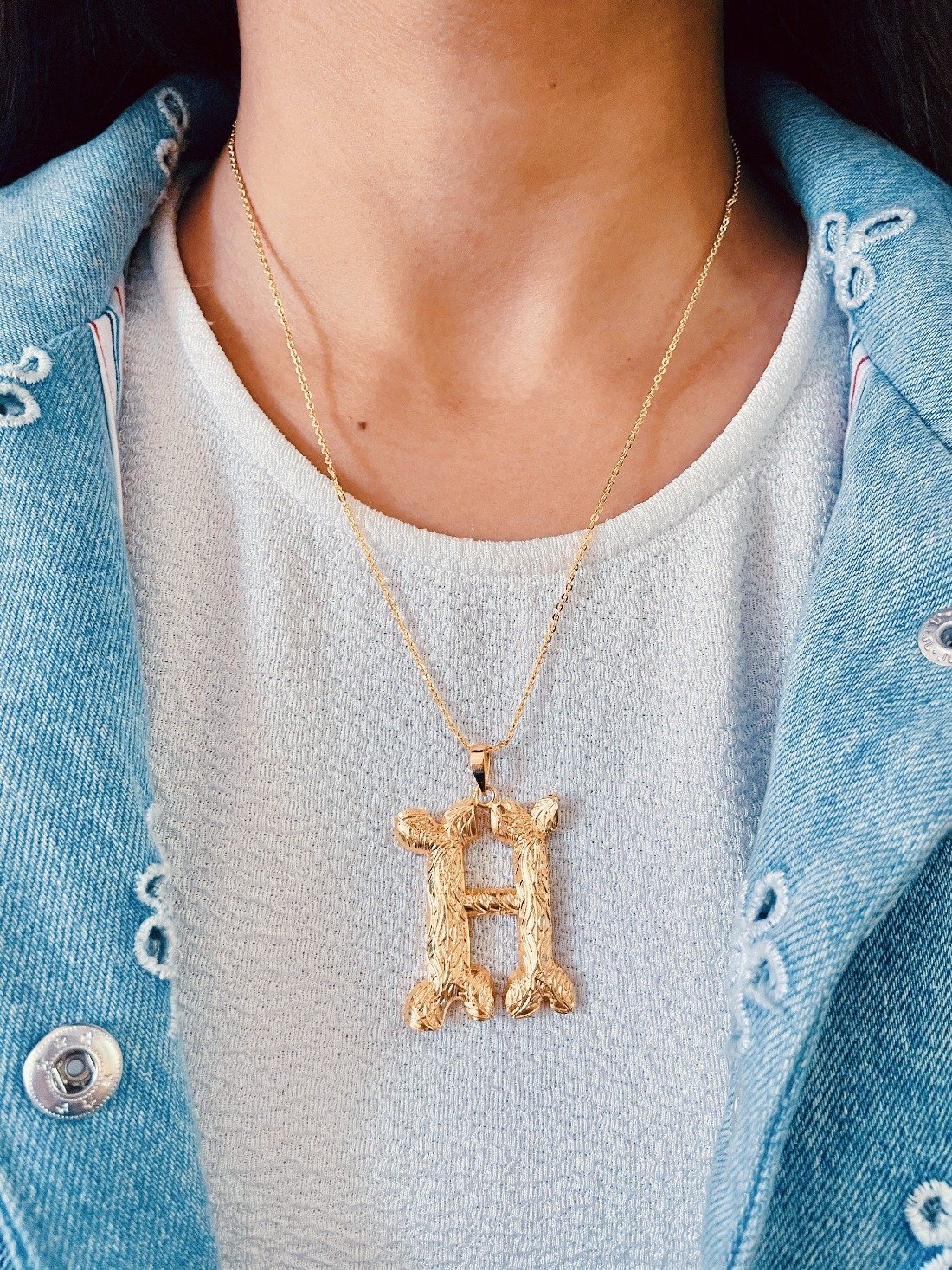 Iniziale Gold Initial Pendant Charm Necklace — detail close-up — Prerto