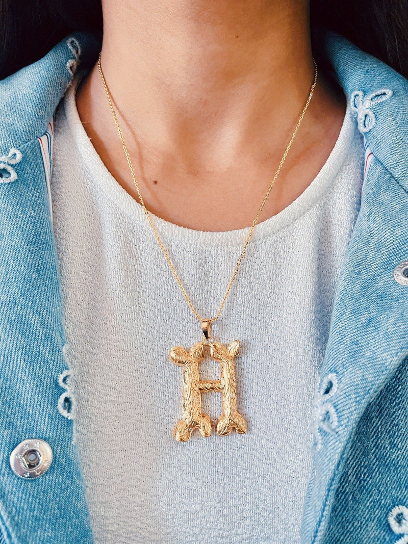 Iniziale Gold Initial Pendant Charm Necklace — detail close-up — Prerto