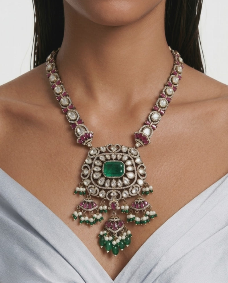 Myra Emerald & Ruby Hanger met Moissanite Polki Kundan met Zirkoon Diamanten Detaillering Verklaring Luxe kettingset (ketting en oorbellen)