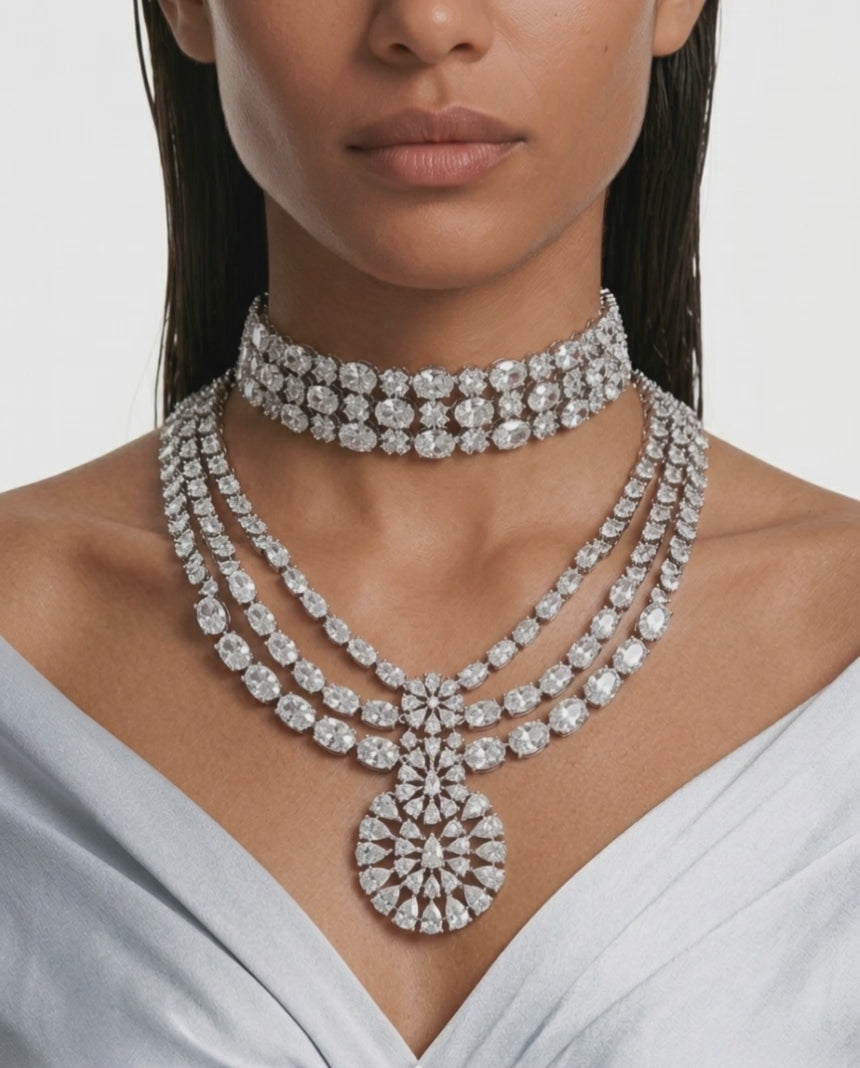 Maharani Raeesa Ensemble de collier triple couche en zircone semblable à un diamant et ensemble de collier ras du cou Ameera en zircone semblable à un diamant (2 colliers et 2 boucles d'oreilles)