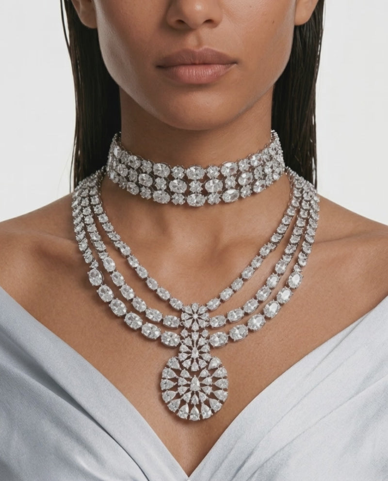 Maharani Raeesa Ensemble de collier triple couche en zircone semblable à un diamant et ensemble de collier ras du cou Ameera en zircone semblable à un diamant (2 colliers et 2 boucles d'oreilles)