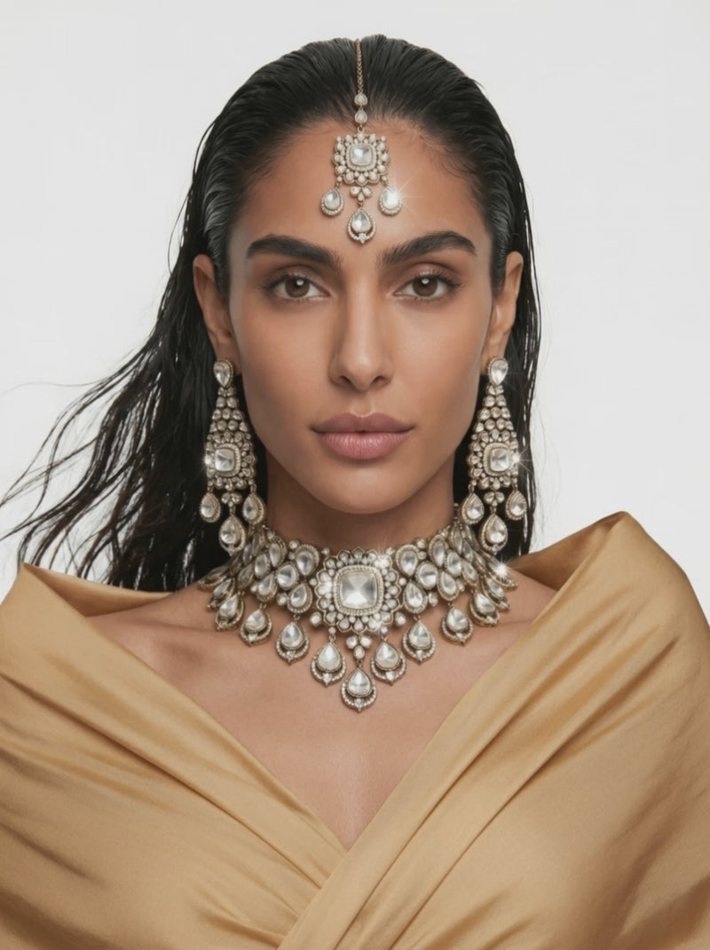 Ensemble ras du cou à serti blanc pavé avec Moissanite. Polki Kundan et détails en diamant et détails pendants en perles (collier et boucles d'oreilles)