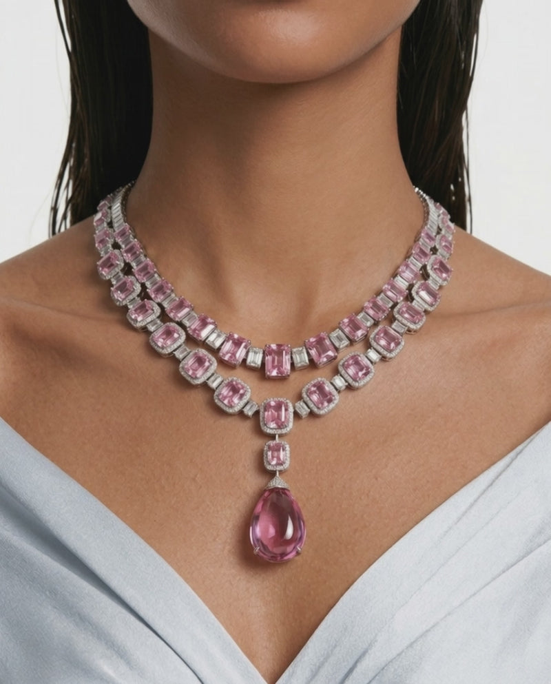 Maharani Dima Parure de collier avec serti compressé en zircon rose et diamant et taille coussin rose avec détails en zircon et grand collier en pierre rose (2 colliers et 2 boucles d'oreilles)