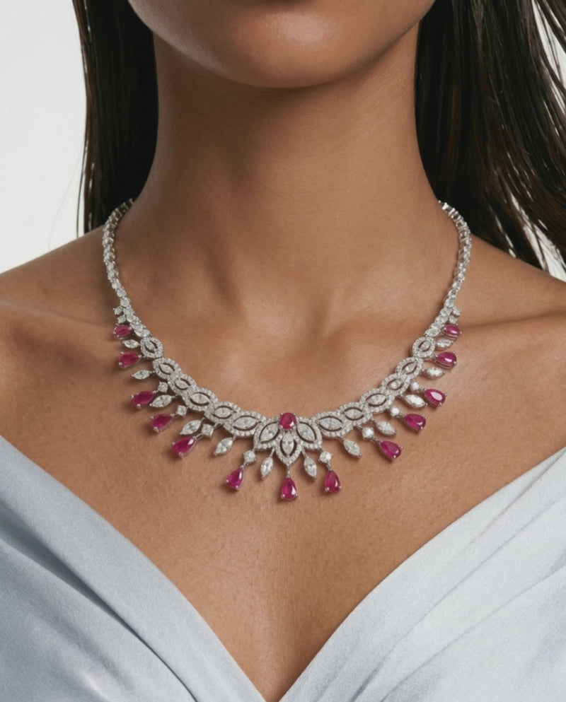 Adhira Ruby en diamantachtige zirkoon gecomprimeerde setting statement kettingset (ketting en oorbellen)