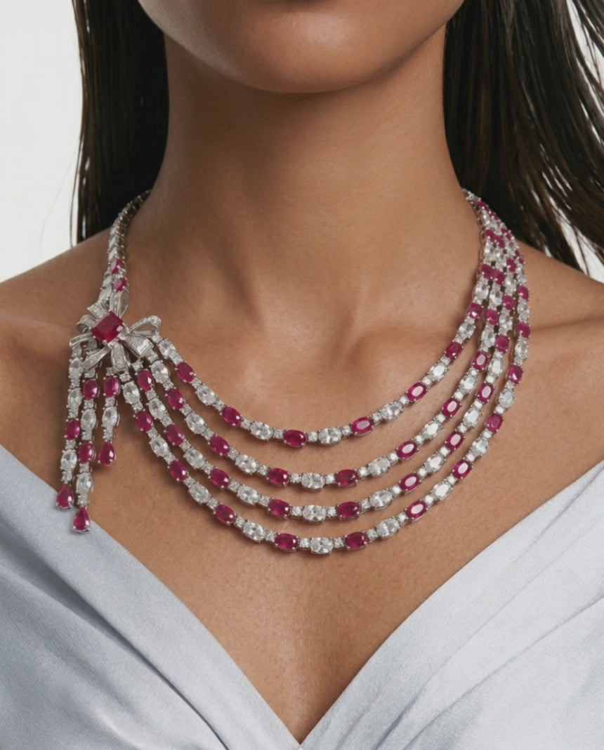 Prisha Ruby & Diamond-achtige zirkoon strikdetails Multi-gelaagde kettingset (ketting en oorbellen)