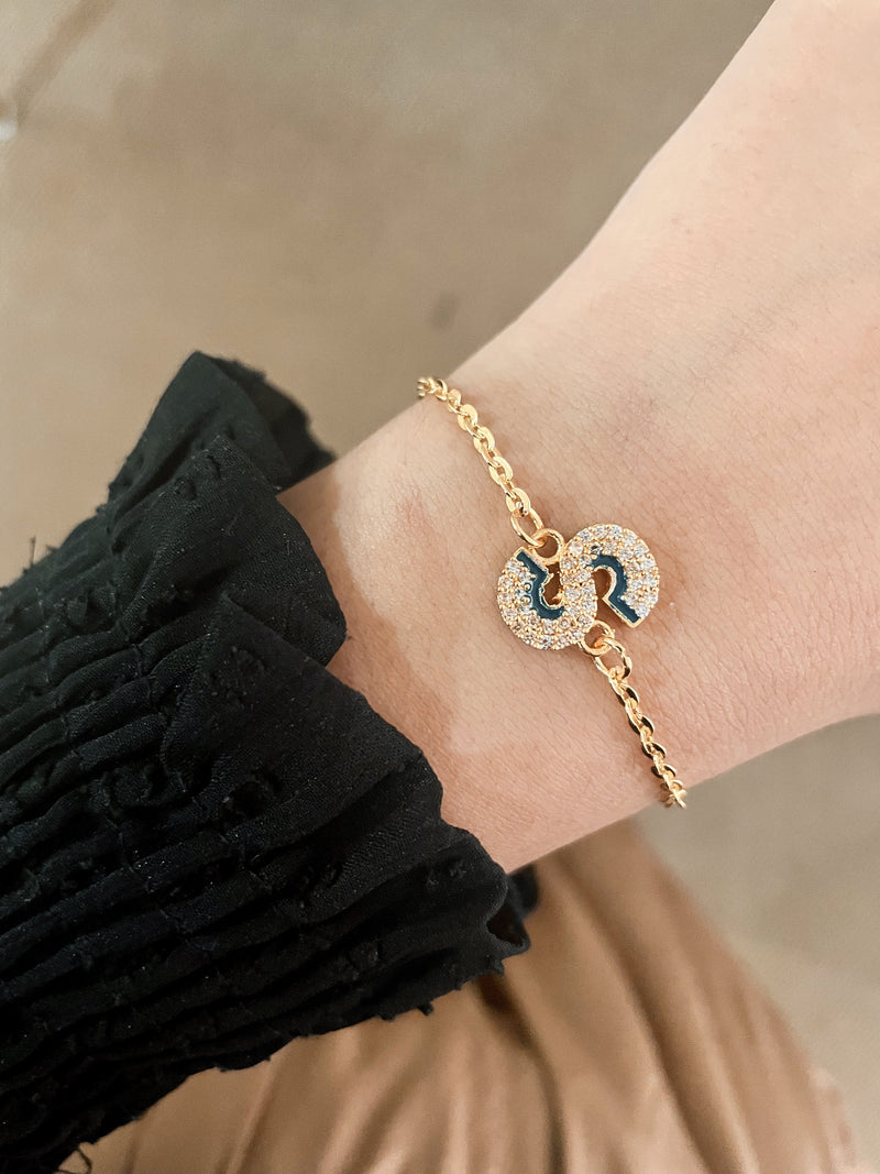 Shadow Iniziale Gold Initial Charm Bracelet — front view — Prerto