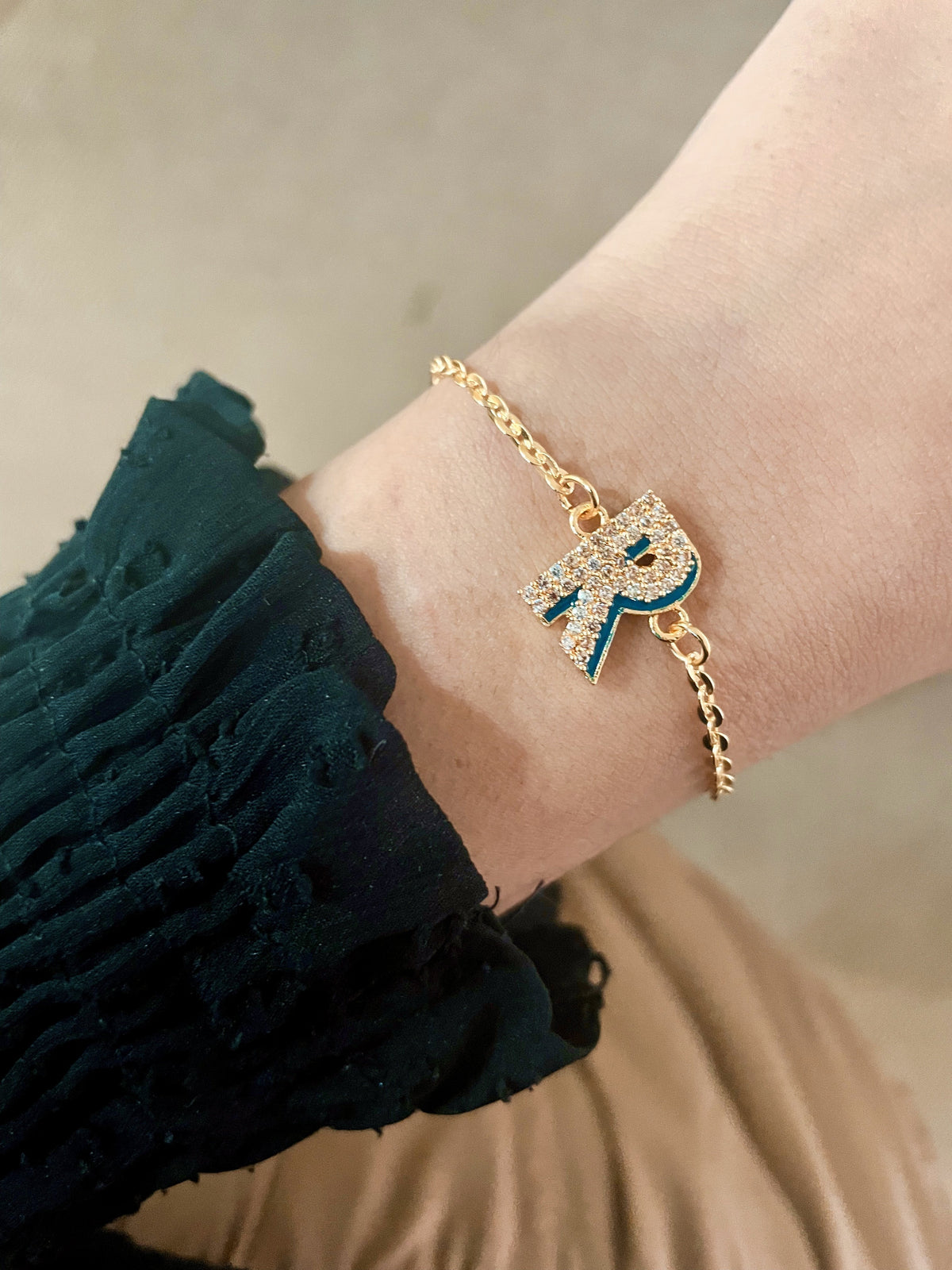 Shadow Iniziale Gold Initial Charm Bracelet — side view — Prerto