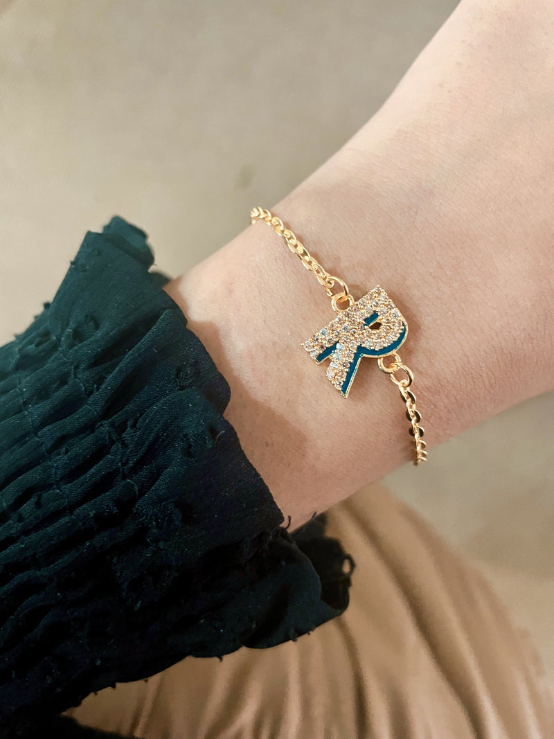 Shadow Iniziale Gold Initial Charm Bracelet — side view — Prerto