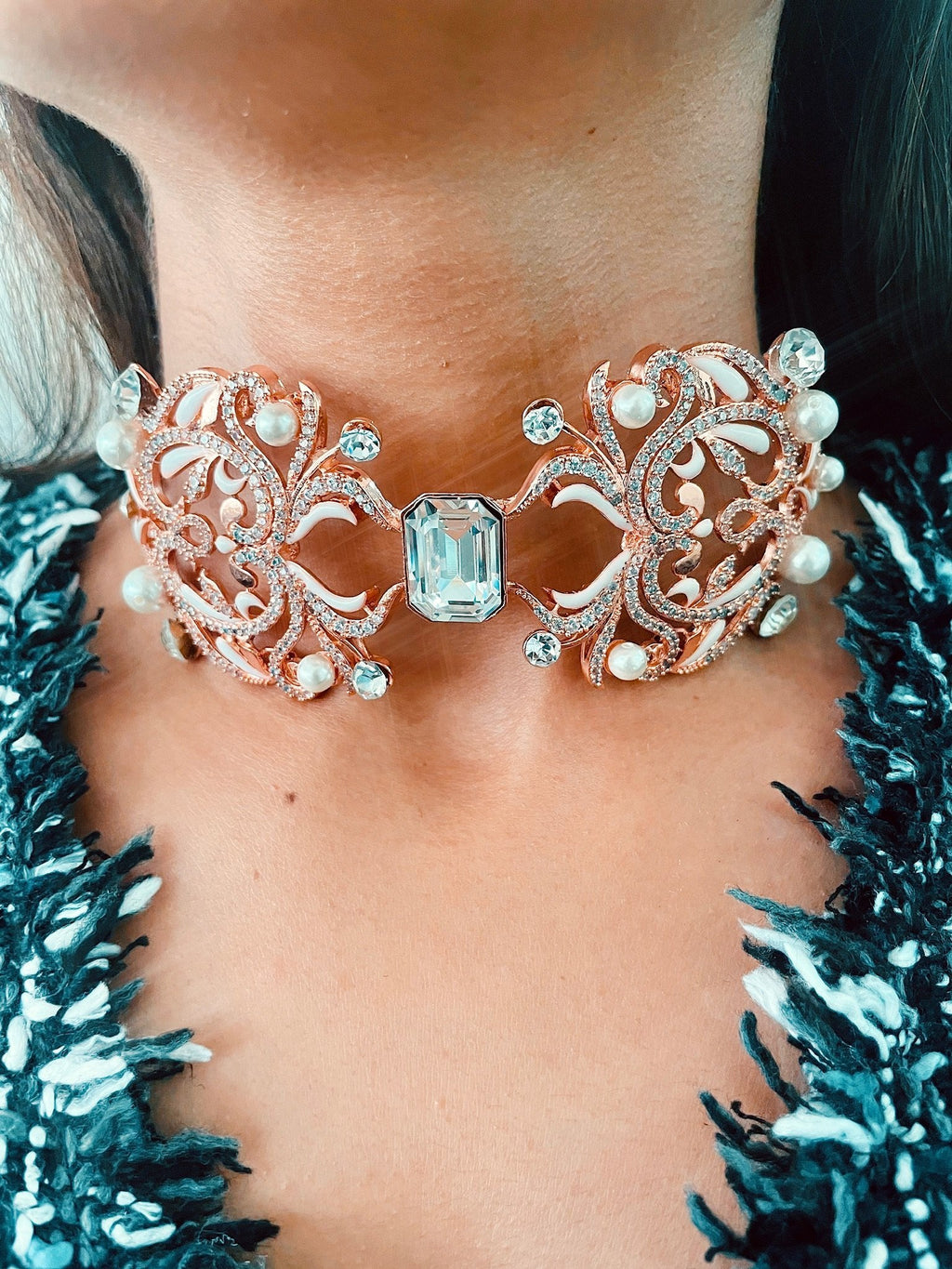 Yukina Crystal Pearl Choker — side view — Prerto